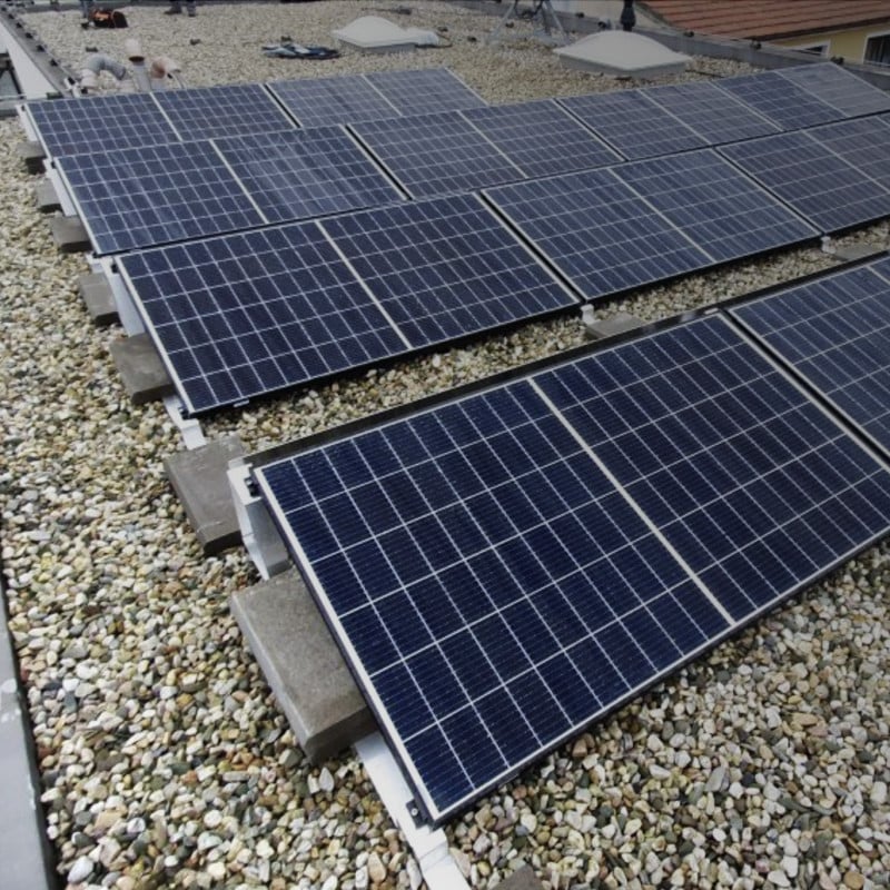 ACDC-panely-strelice Fotovoltaická elektrárna na zelené střeše
